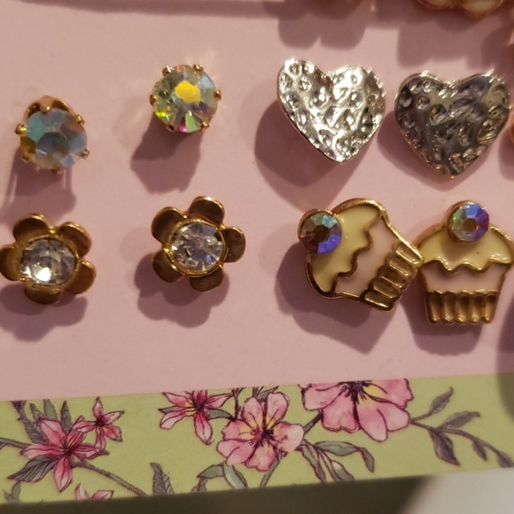 Decree Earrings and Bracelets set - Picture 5 of 5